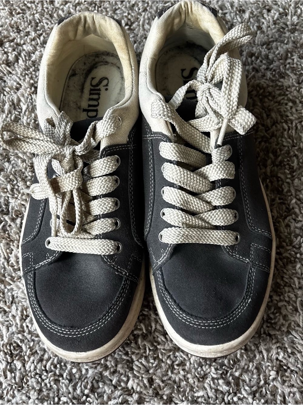 Simple Black and White Low-Top Sneakers